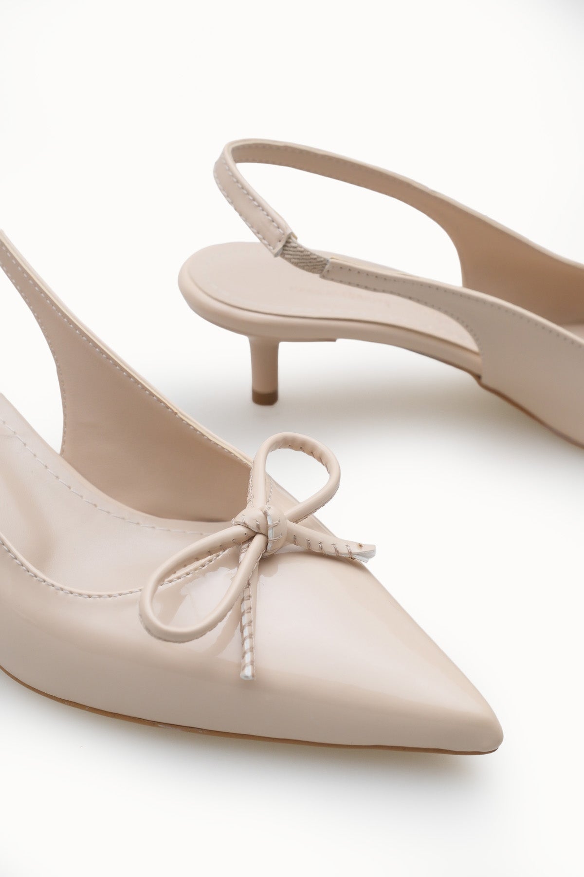 Riccon Kadın Sivri Burunlu Arkası Açık İnce Topuklu Ayakkabı 0012201 Ten Rugan