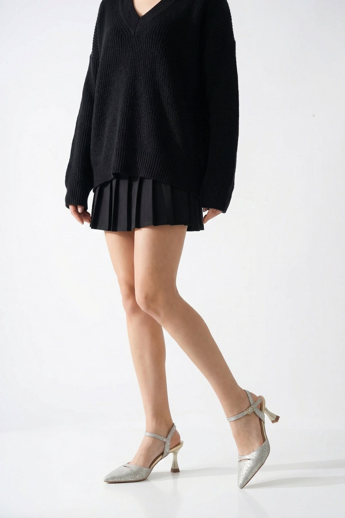 Riccon Kadın Sivri Burunlu Arkası Açık İnce Topuklu Ayakkabı 0012727 Altın Dokulu