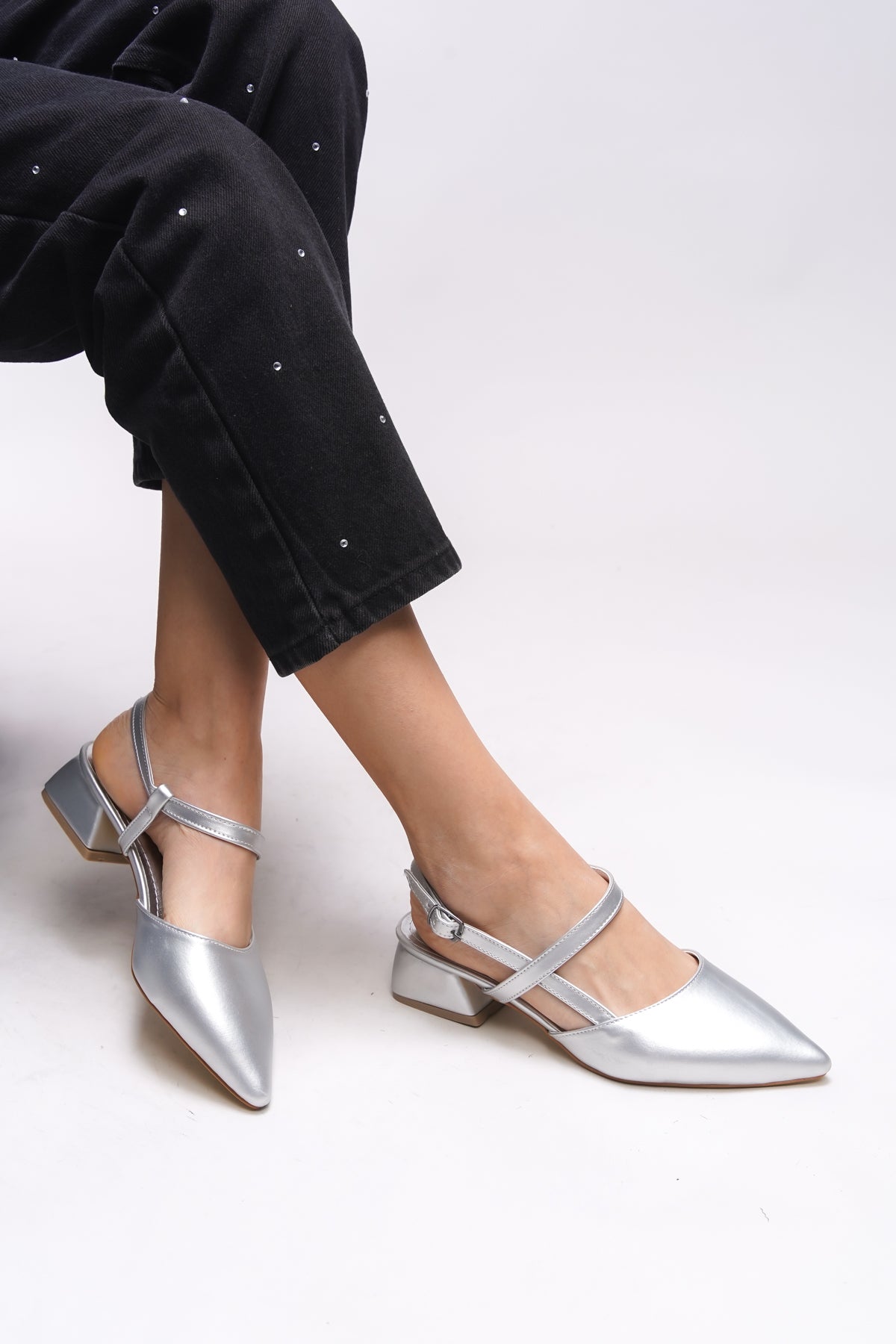 Riccon Giselvara Kadın Arkası Açık Sivri Burun Topuklu Ayakkabı 0012341