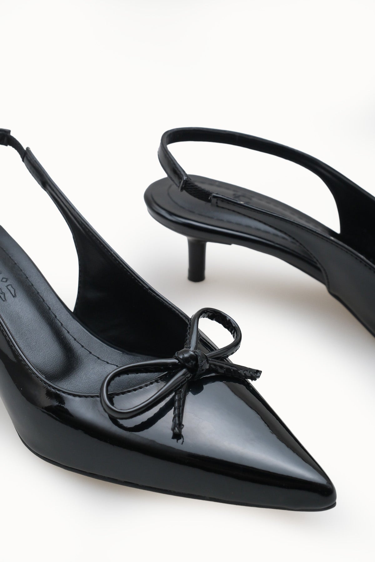 Riccon Kadın Sivri Burunlu Arkası Açık İnce Topuklu Ayakkabı 0012201 Siyah Rugan