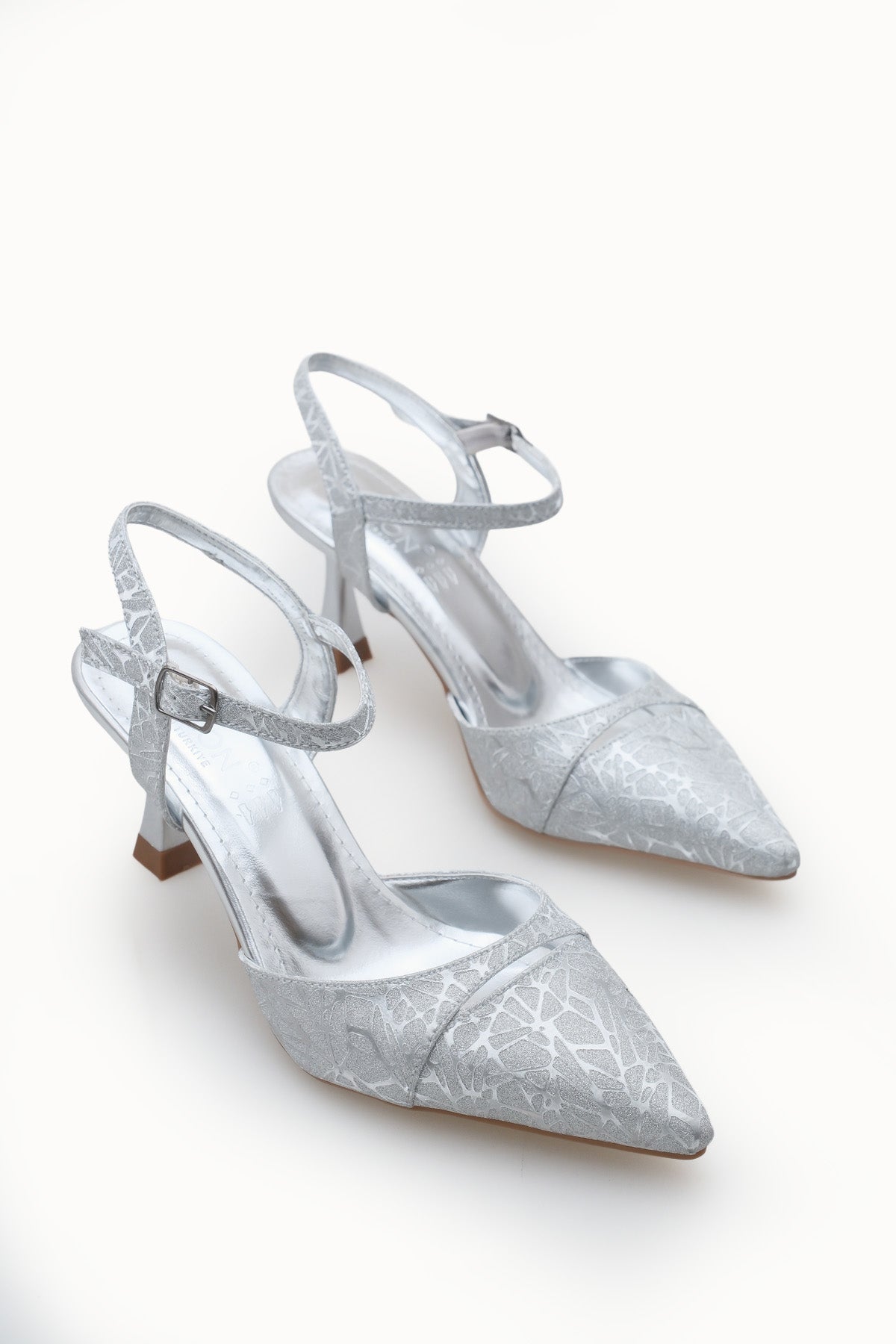 Riccon Kadın Sivri Burunlu Arkası Açık İnce Topuklu Ayakkabı 0012727 Gümüş Dokulu