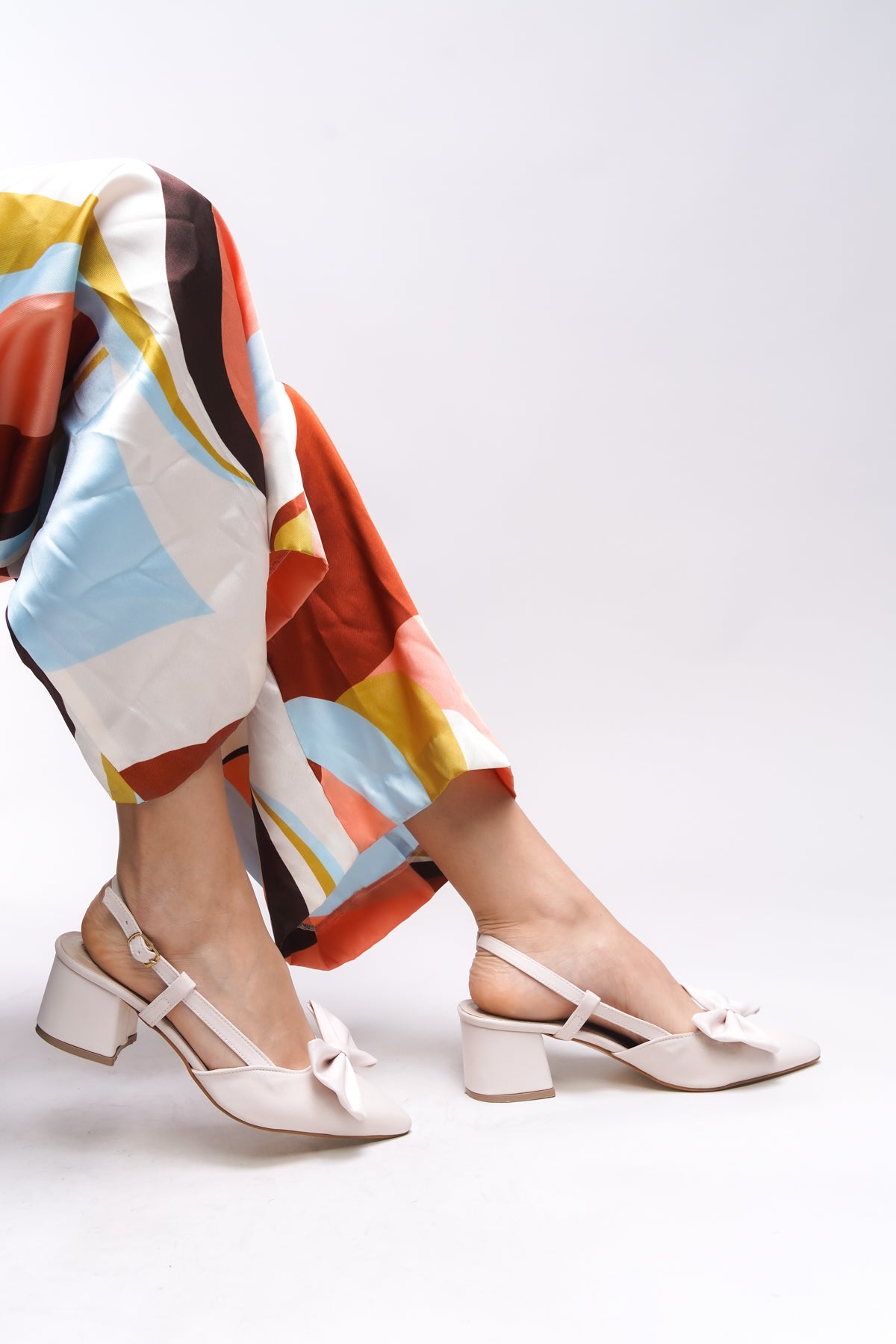 Riccon Bynlica Kadın Fiyonk Detaylı Arkası Açık Sivri Burun Kalın Topuklu Ayakkabı 0012426