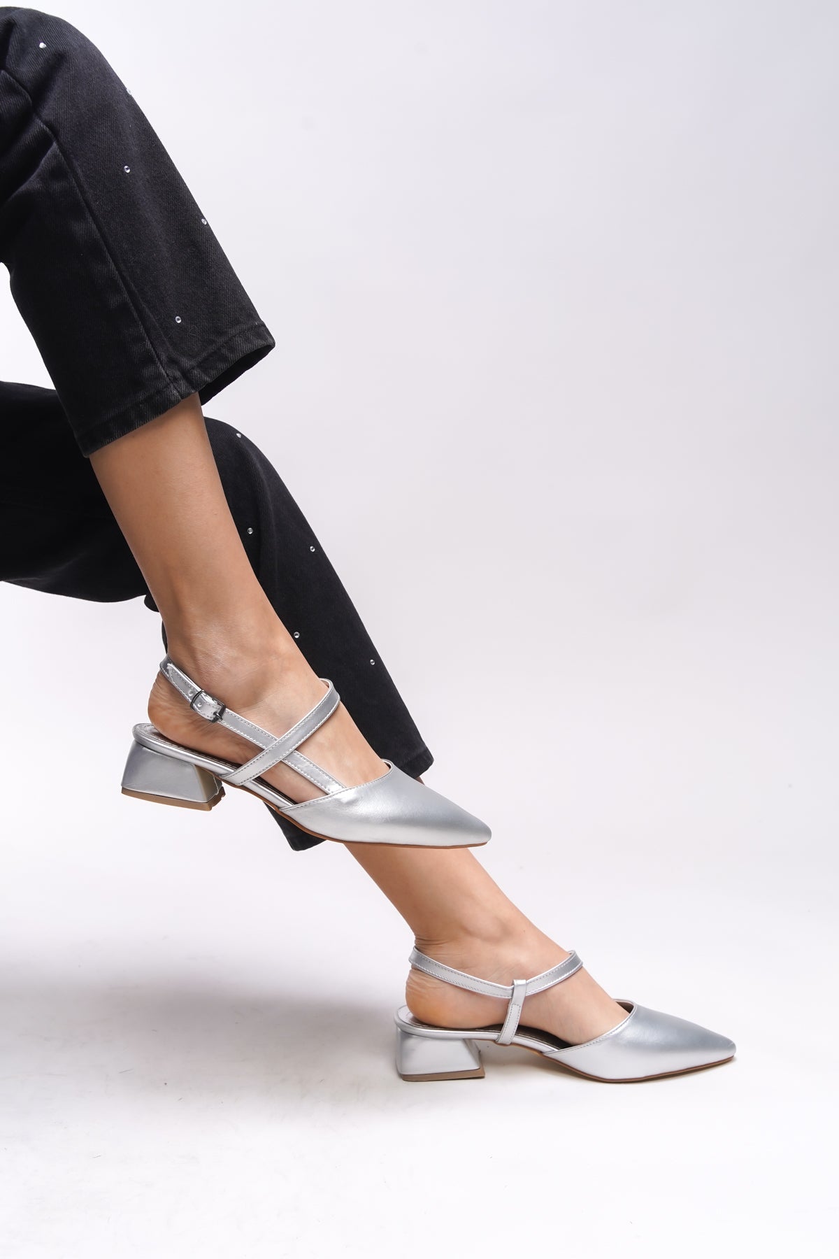 Riccon Giselvara Kadın Arkası Açık Sivri Burun Topuklu Ayakkabı 0012341