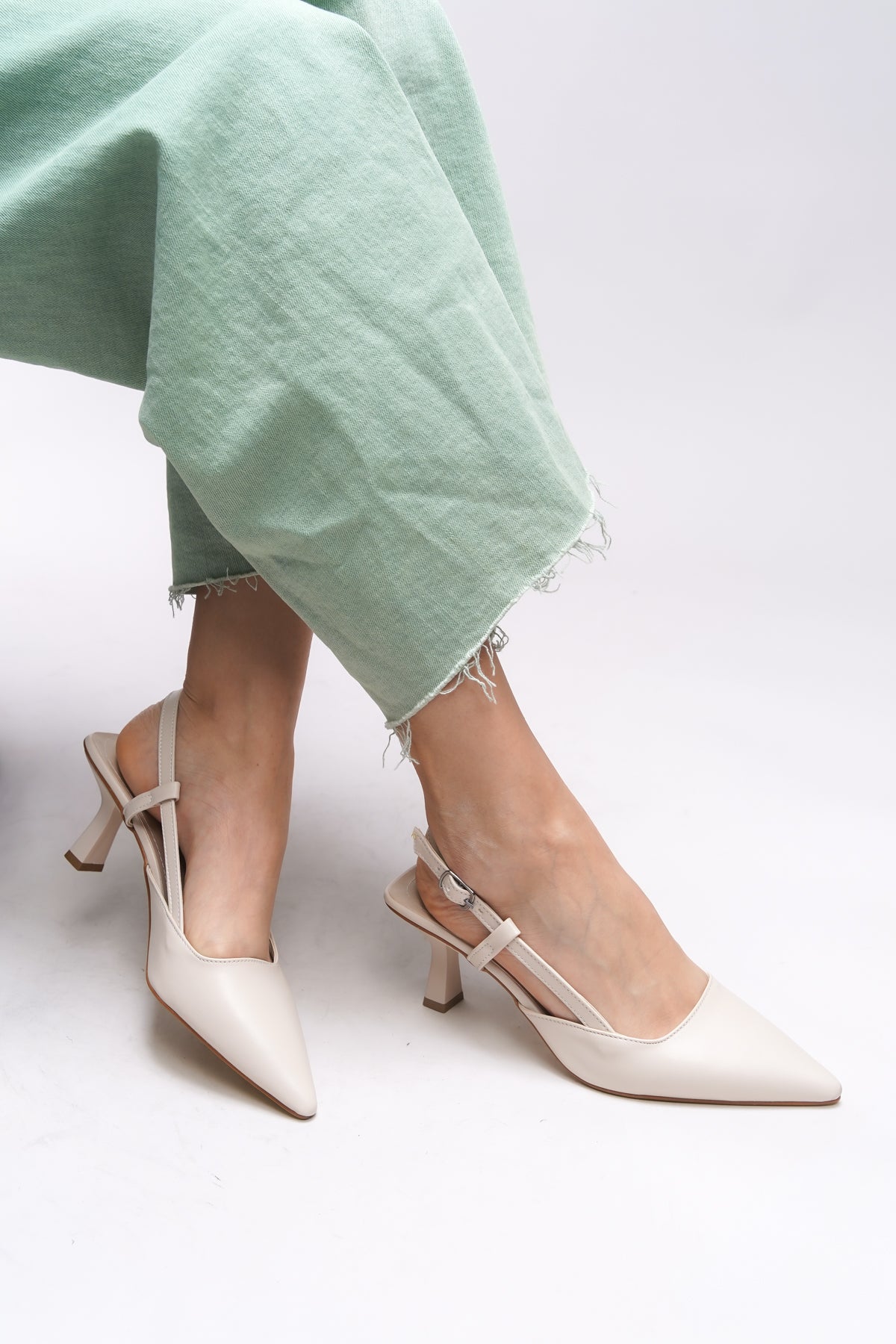 Riccon Evelniel Kadın Arkası Açık Sivri Burun Stiletto 001209