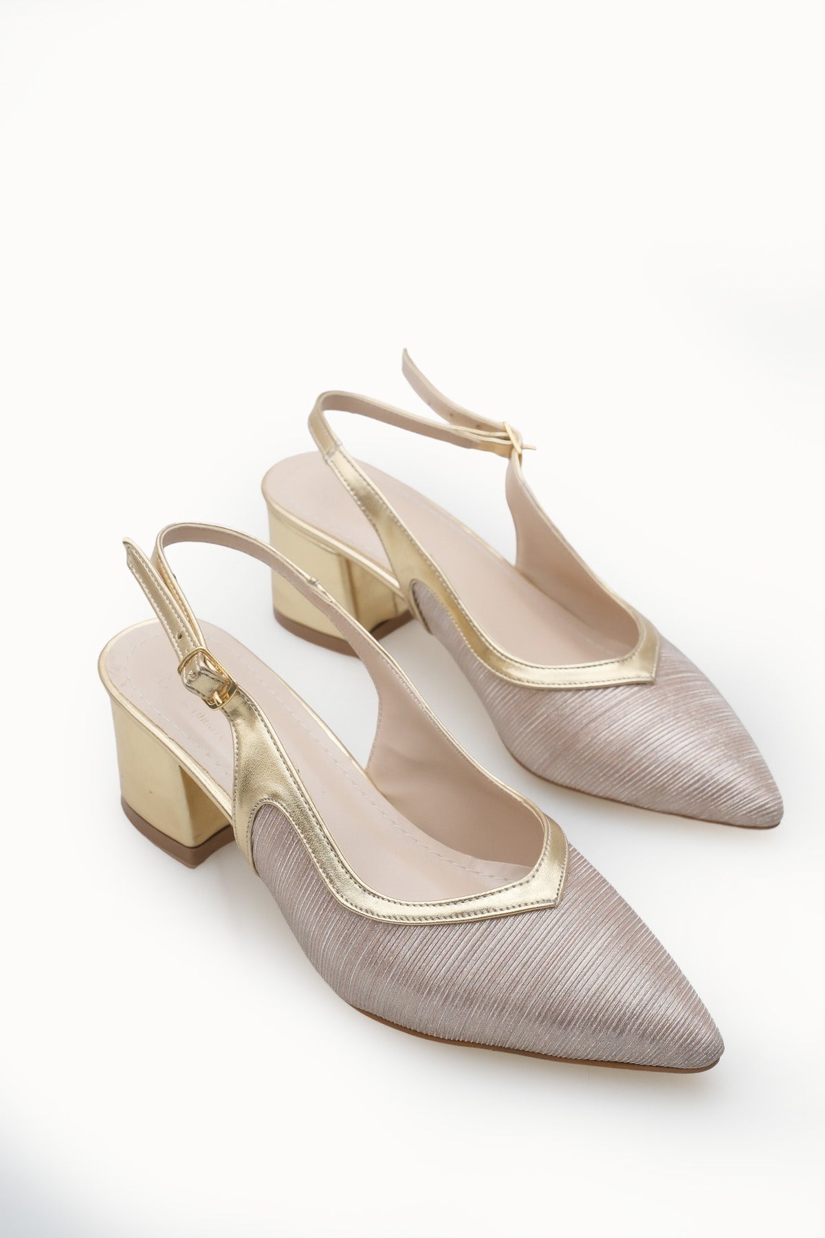 Riccon Kadın Sivri Burunlu Arkası Açık Topuklu Ayakkabı 0012453 Altın Dokulu