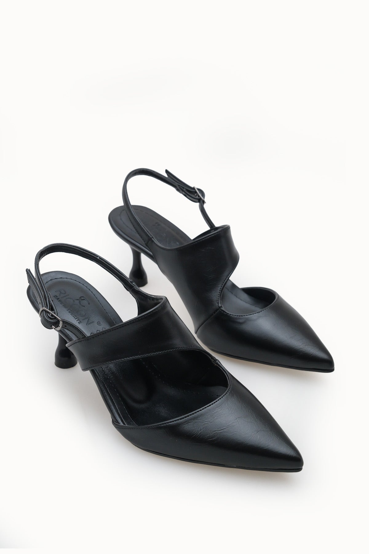 Riccon Kadın Sivri Burunlu Arkası Açık İnce Topuklu Ayakkabı 0012561 Siyah Cilt