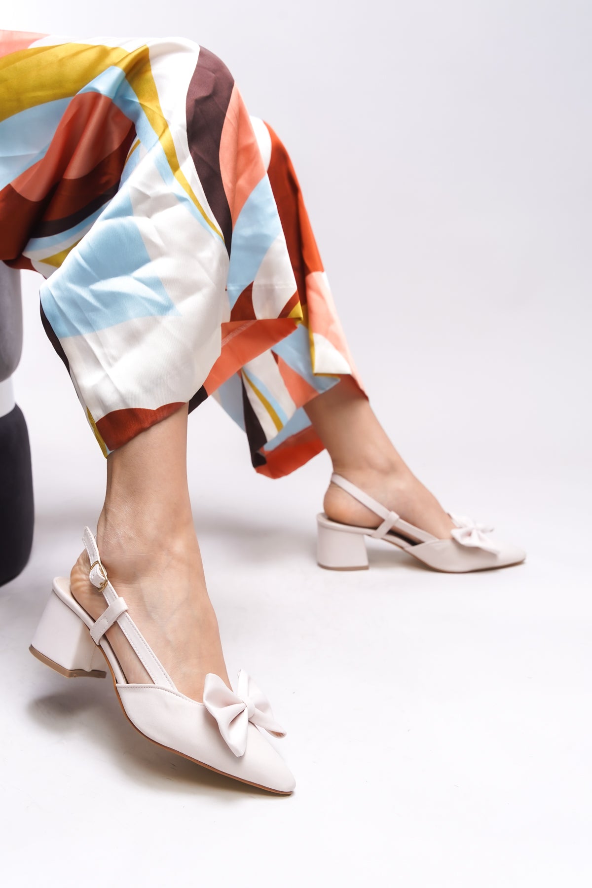 Riccon Bynlica Kadın Fiyonk Detaylı Arkası Açık Sivri Burun Kalın Topuklu Ayakkabı 0012426