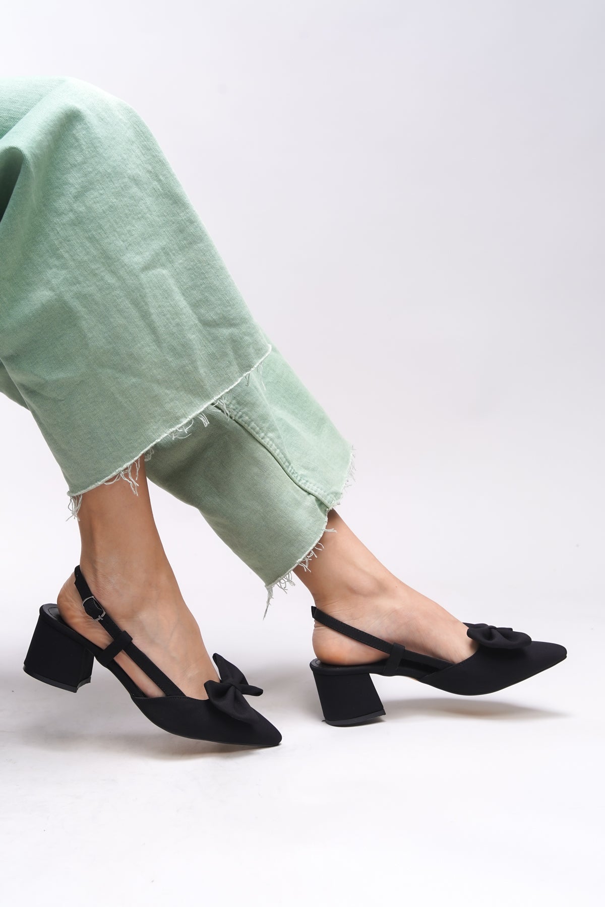 Riccon Bynlica Kadın Fiyonk Detaylı Arkası Açık Sivri Burun Kalın Topuklu Ayakkabı 0012426