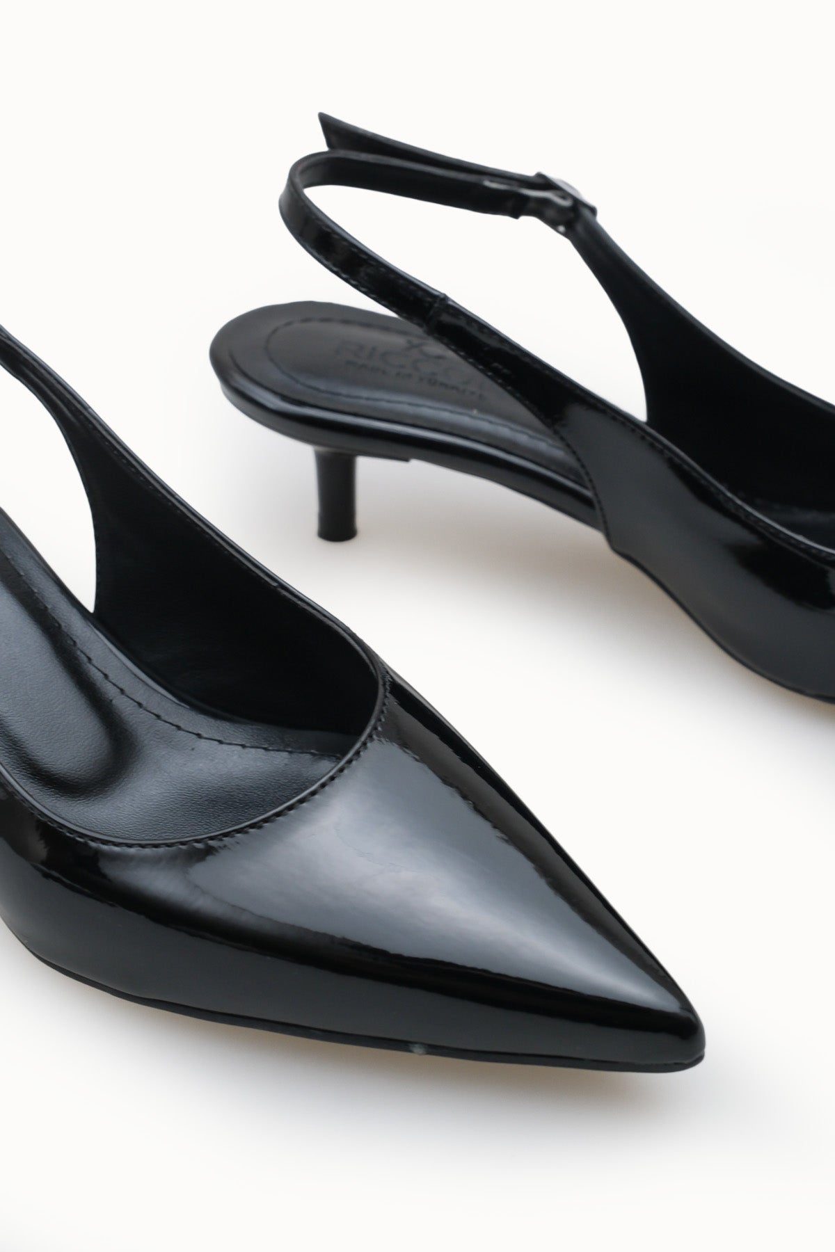 Riccon Kadın Sivri Burunlu Arkası Açık İnce Topuklu Ayakkabı 0012200 Siyah Rugan