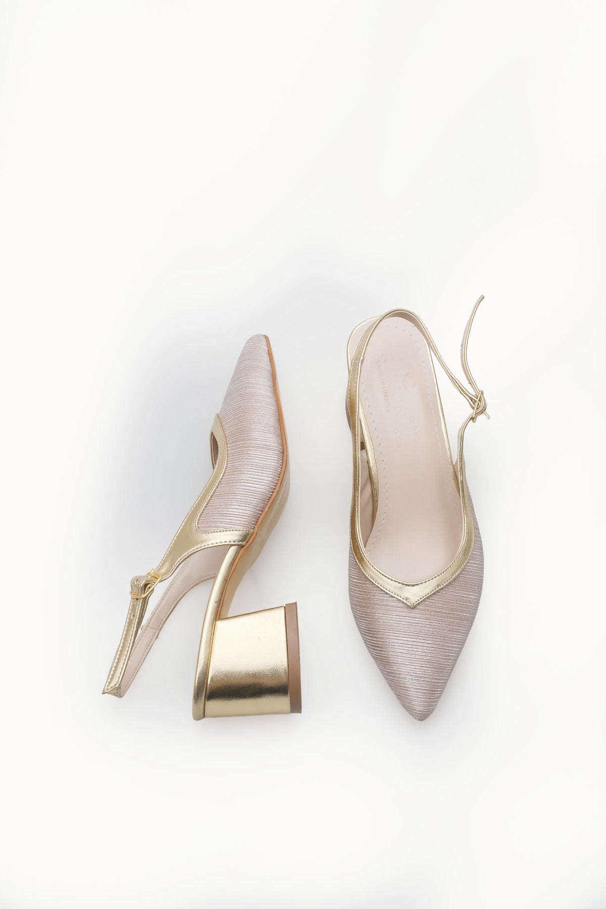 Riccon Kadın Sivri Burunlu Arkası Açık Topuklu Ayakkabı 0012453 Altın Dokulu