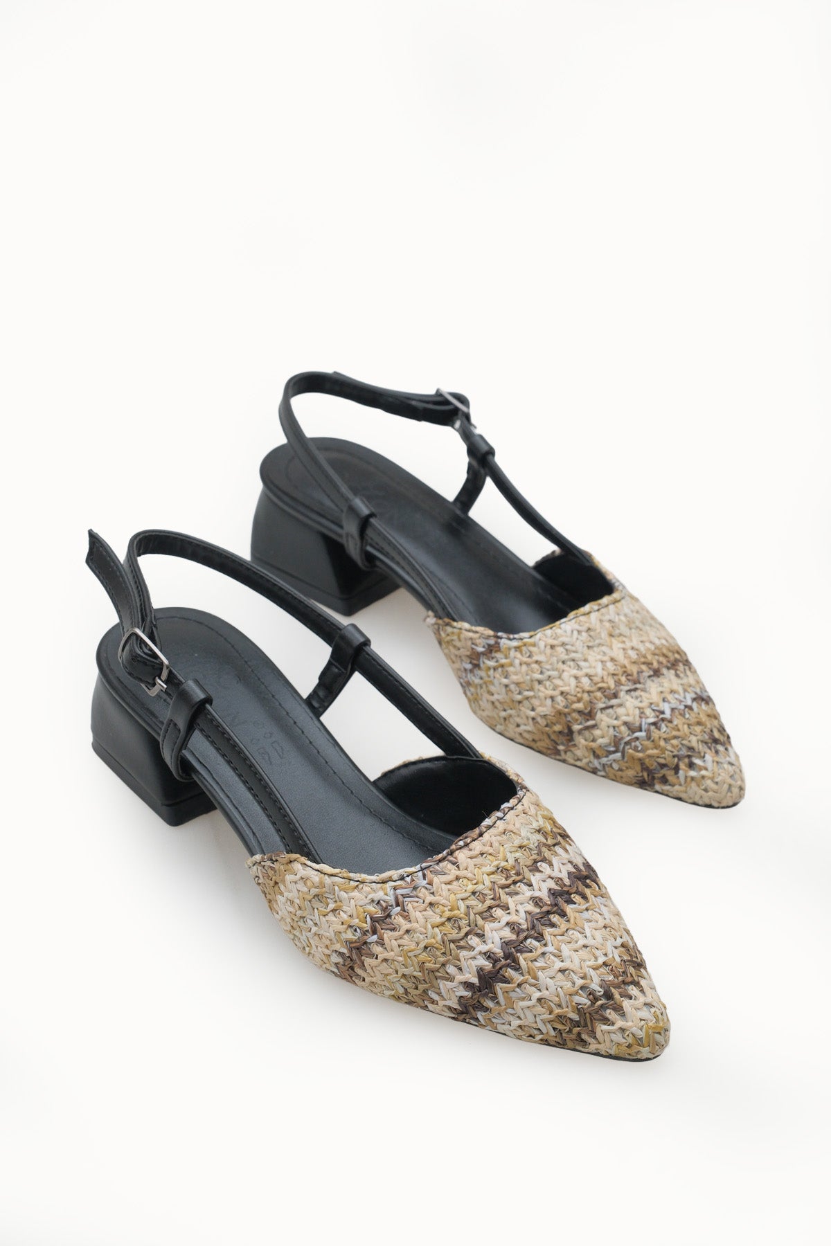 Riccon Ivethion Kadın Arkası Açık Sivri Burun Topuklu Ayakkabı 0012340 Siyah Renkli Hasır