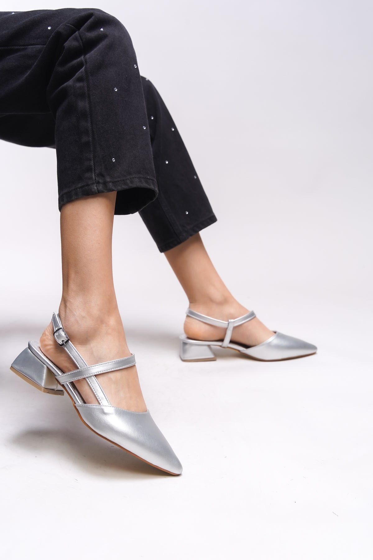 Riccon Giselvara Kadın Arkası Açık Sivri Burun Topuklu Ayakkabı 0012341