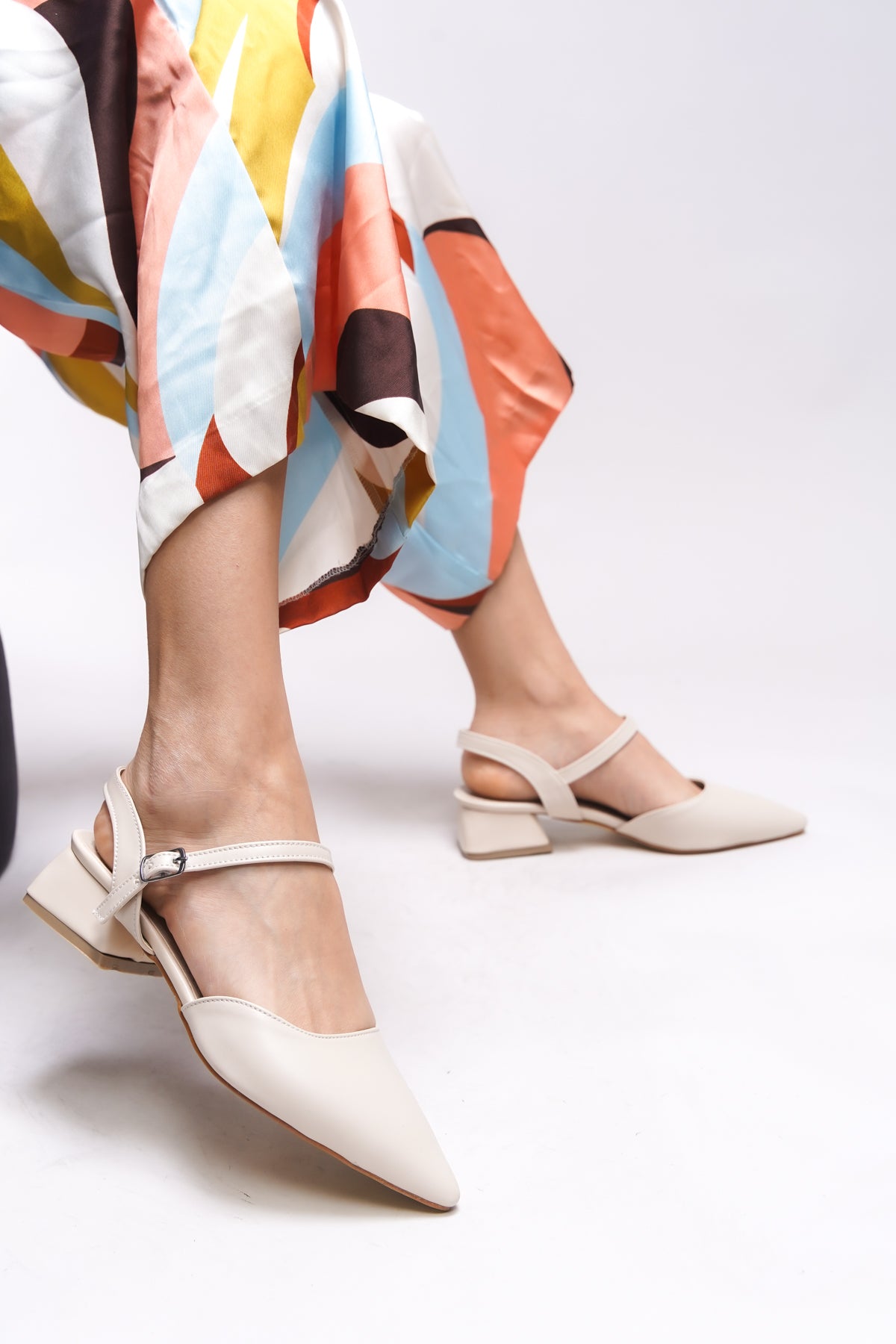 Riccon Heilleia Kadın Arkası Açık Sivri Burun Topuklu Ayakkabı 0012335