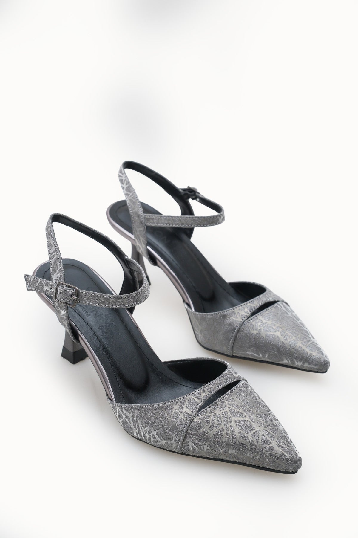 Riccon Kadın Sivri Burunlu Arkası Açık İnce Topuklu Ayakkabı 0012727 Platin Dokulu