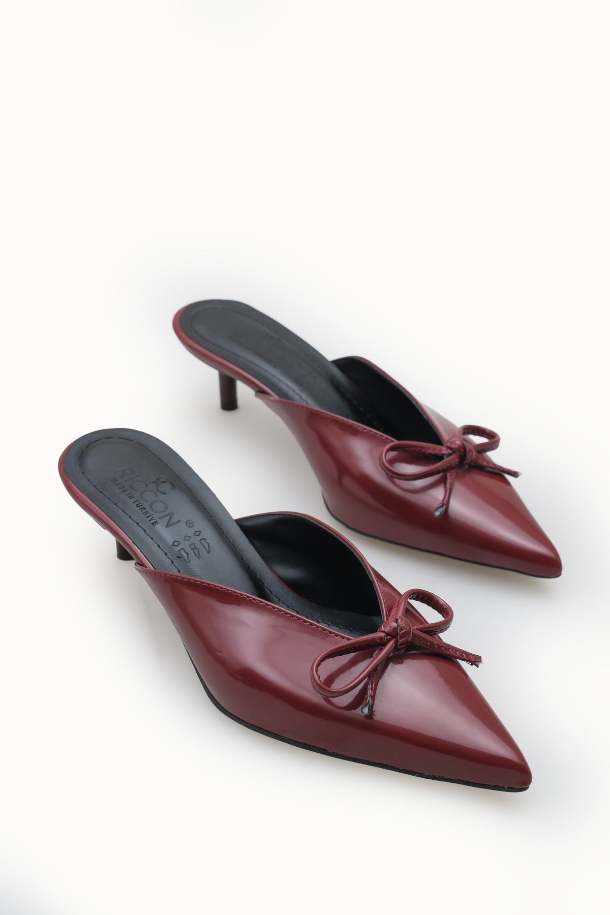 Riccon Kadın Sivri Burunlu İnce Topuklu Terlik 0012211 Bordo Rugan