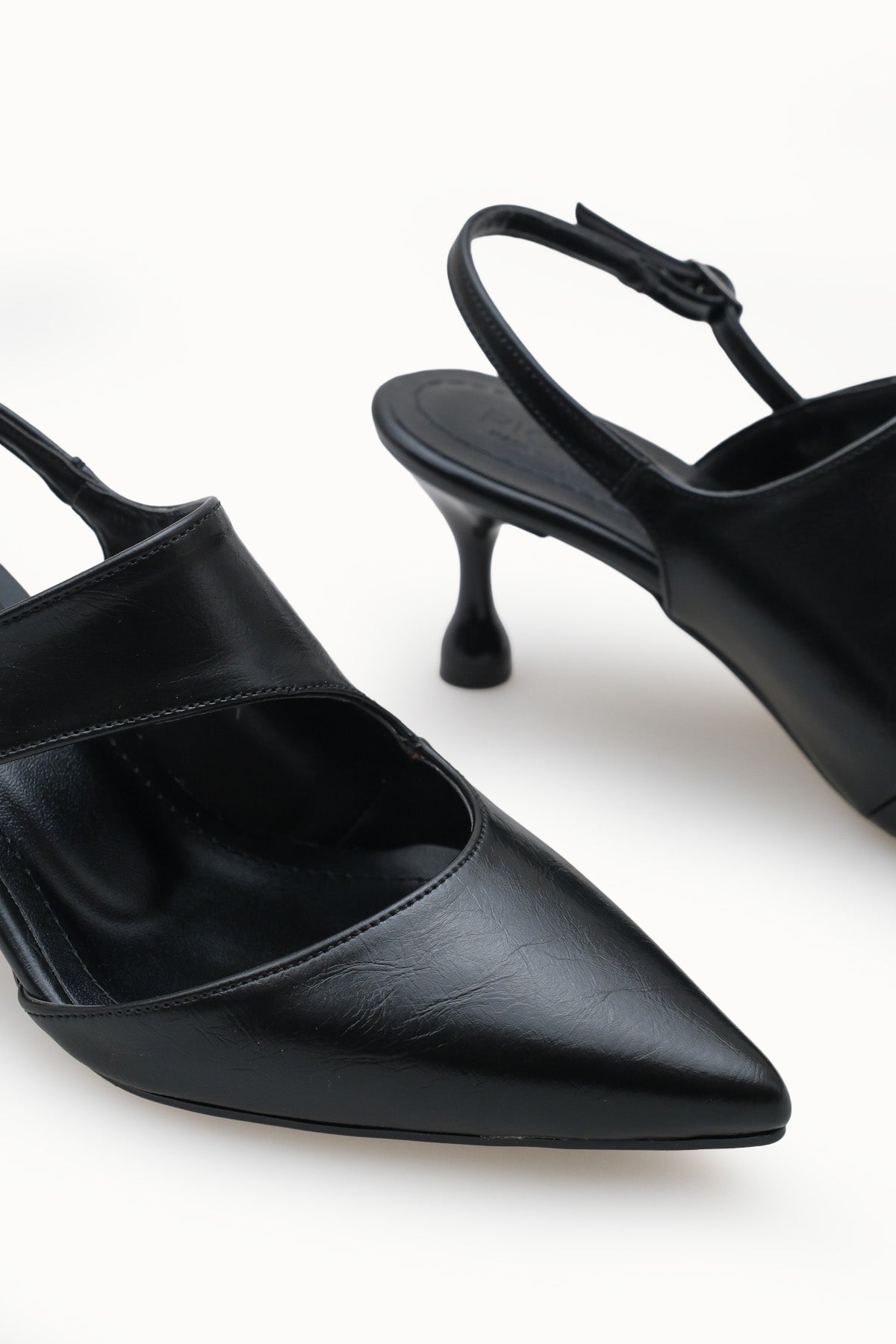 Riccon Kadın Sivri Burunlu Arkası Açık İnce Topuklu Ayakkabı 0012561 Siyah Cilt