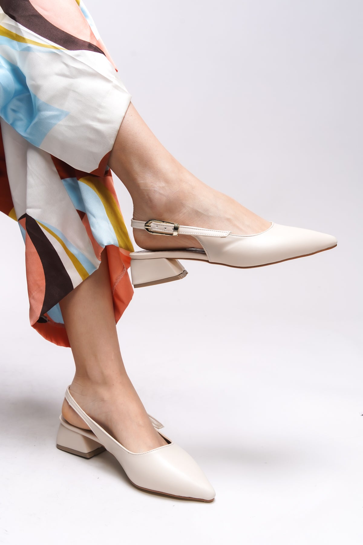 Riccon Tyltora Kadın Arkası Açık Sivri Burun Topuklu Ayakkabı 0012303