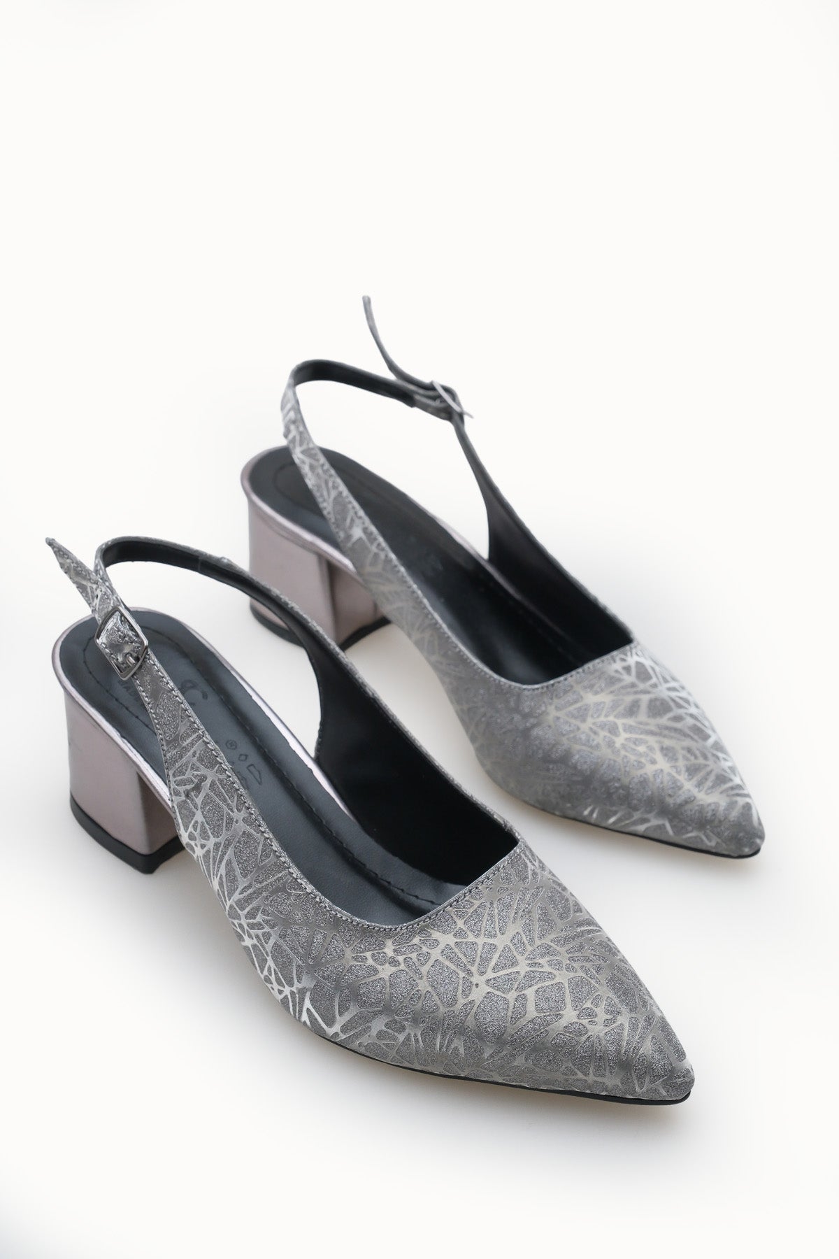 Riccon Kadın Sivri Burunlu Arkası Açık Topuklu Ayakkabı 0012420 Platin Dokulu