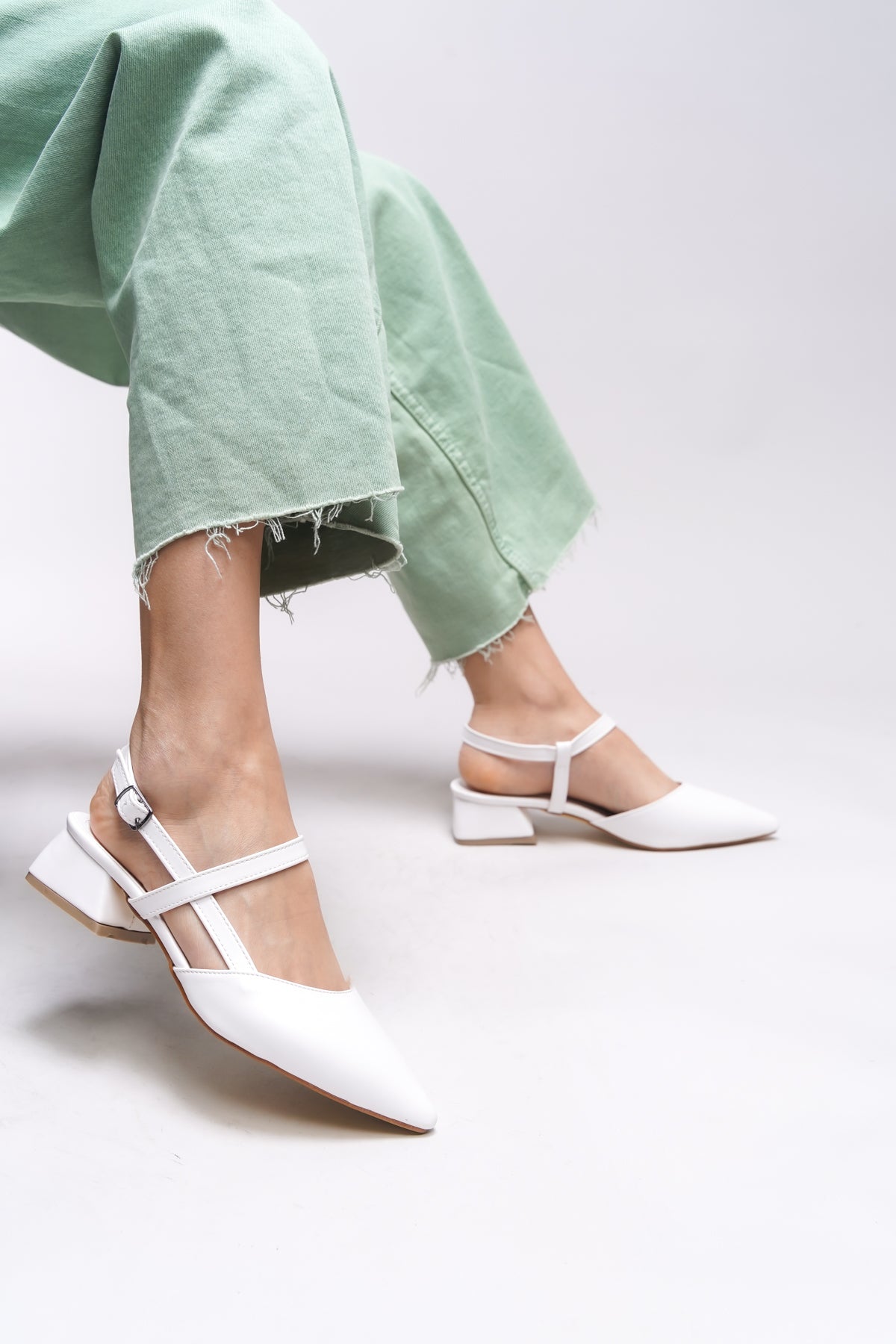 Riccon Giselvara Kadın Arkası Açık Sivri Burun Topuklu Ayakkabı 0012341